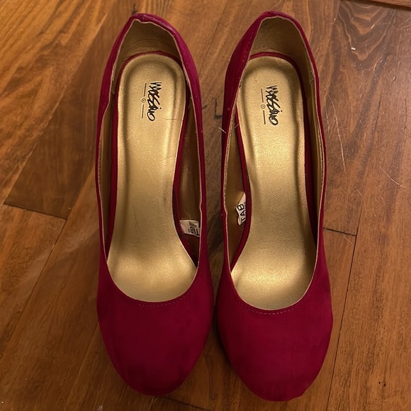 Red Suede high heel shoes. - Picture 2 of 6